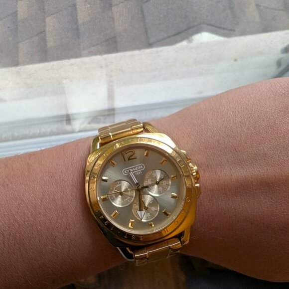 Gold hardware Coach watch - Picture 4 of 4